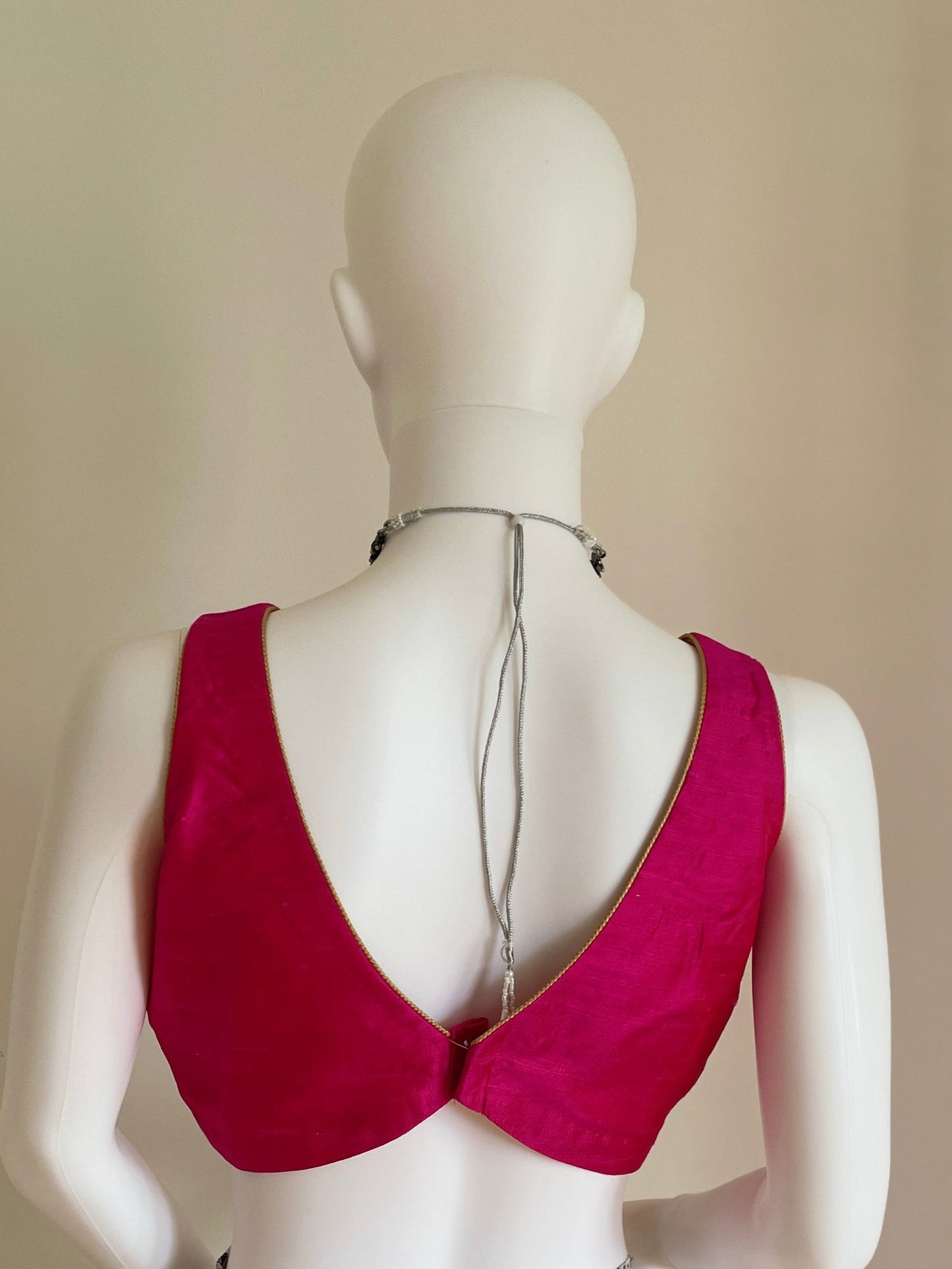 Sleeveless saree blouse